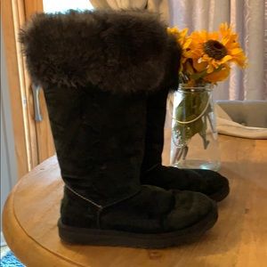 Uggs/Ugg Black Suede and faux fur boots, cozy/cute
